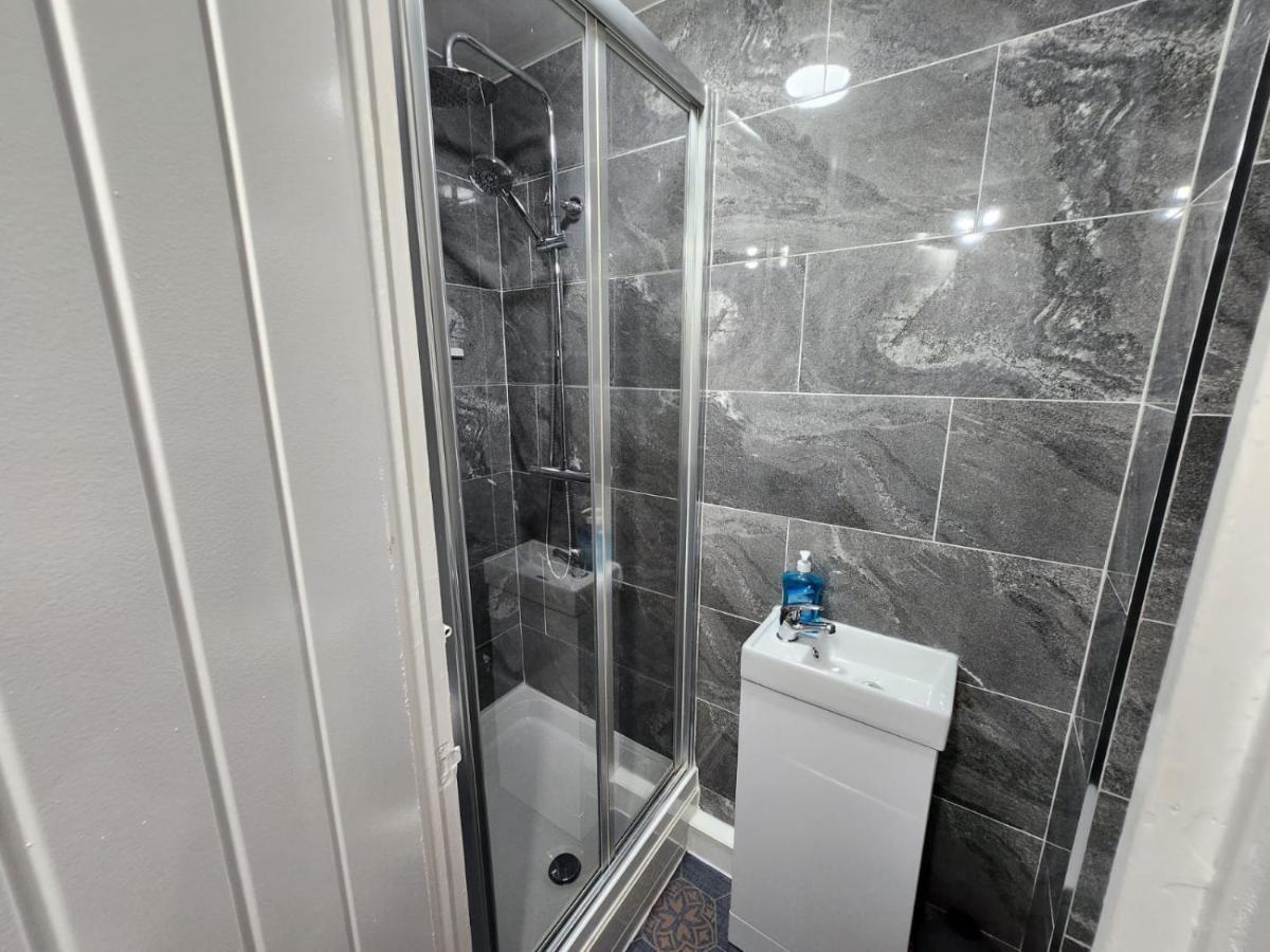 4 Bedroom 2 Bathroom Shared House - Near Bhx And Nec Birmingham Exterior foto