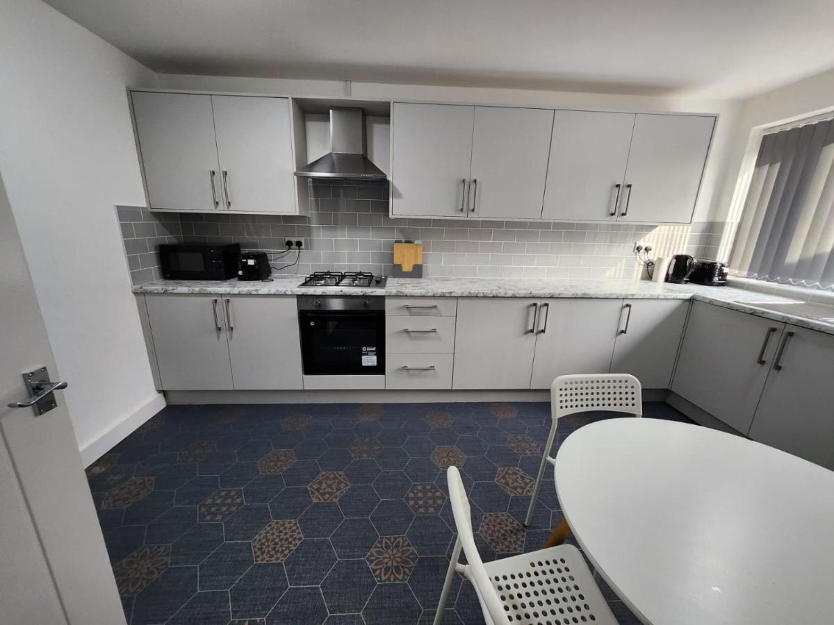 4 Bedroom 2 Bathroom Shared House - Near Bhx And Nec Birmingham Exterior foto