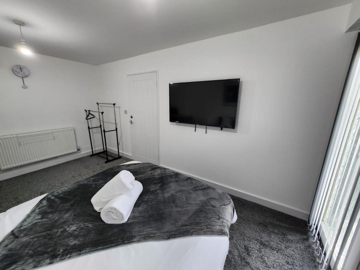 4 Bedroom 2 Bathroom Shared House - Near Bhx And Nec Birmingham Exterior foto