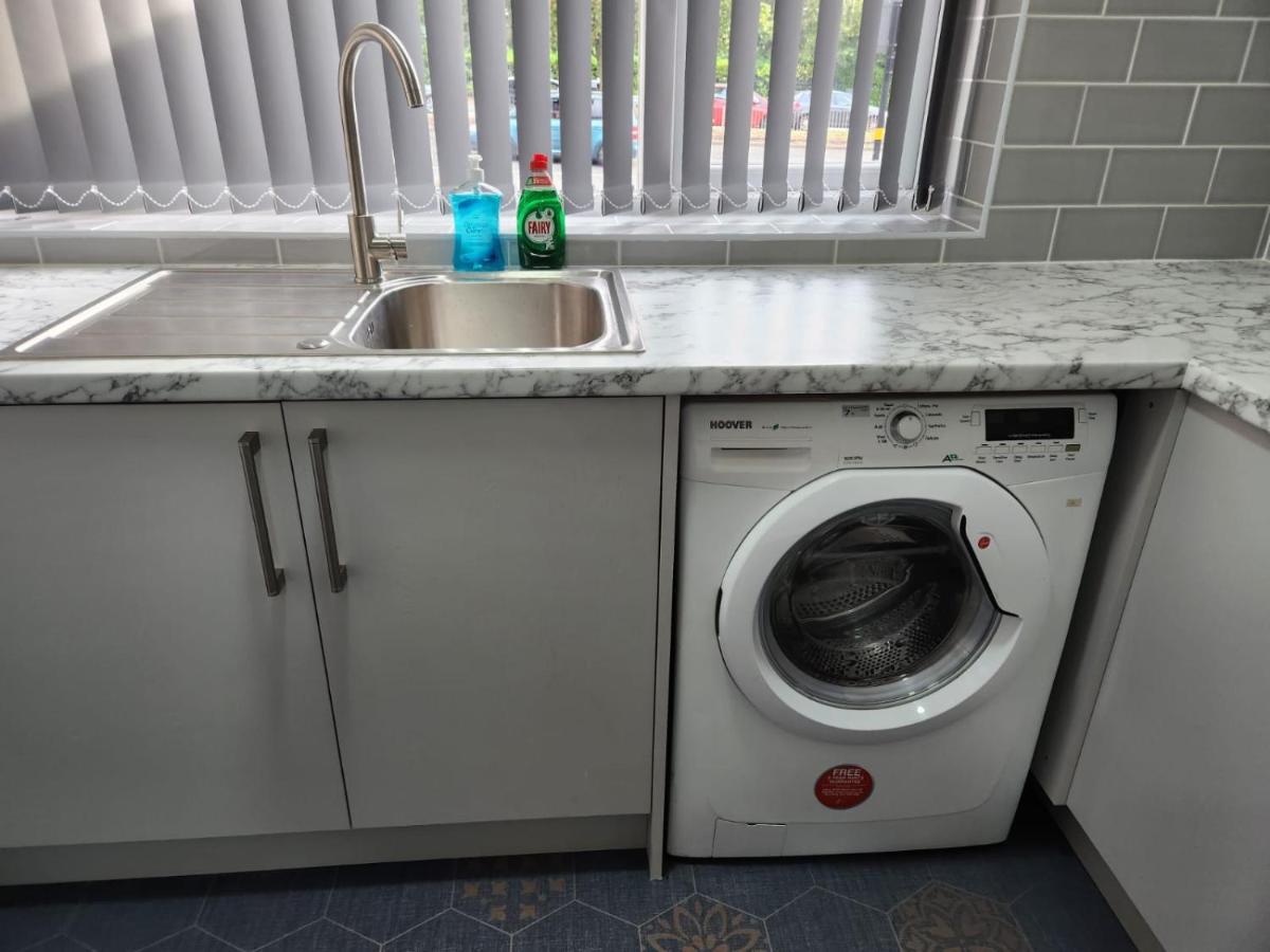 4 Bedroom 2 Bathroom Shared House - Near Bhx And Nec Birmingham Exterior foto