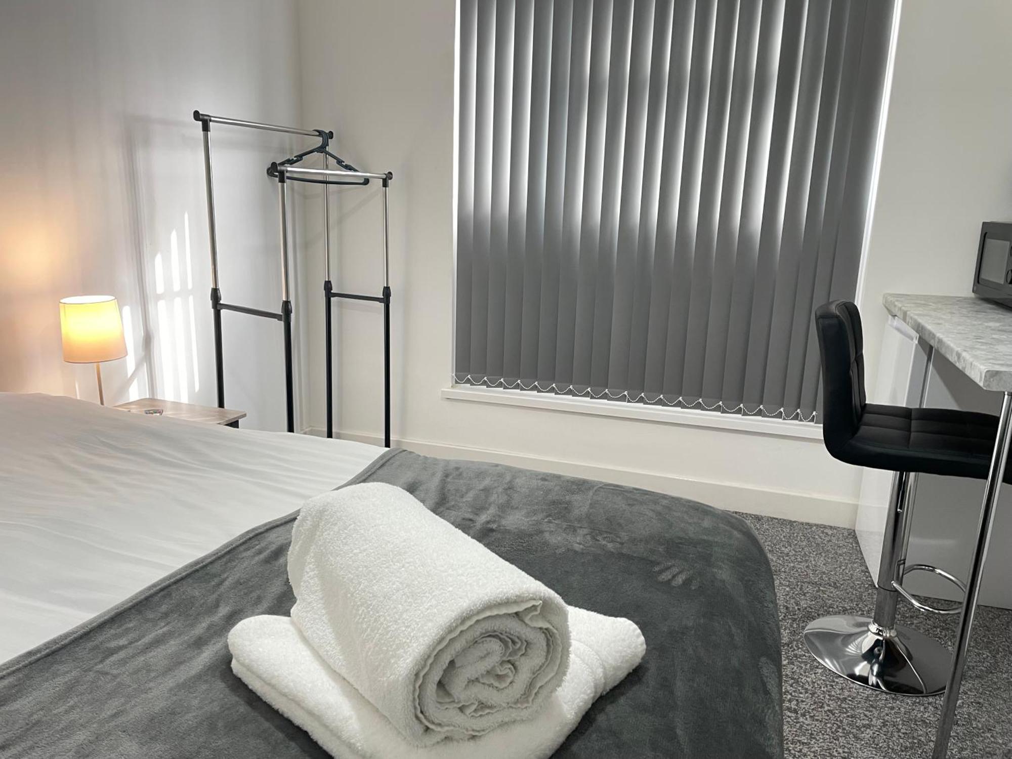 4 Bedroom 2 Bathroom Shared House - Near Bhx And Nec Birmingham Exterior foto